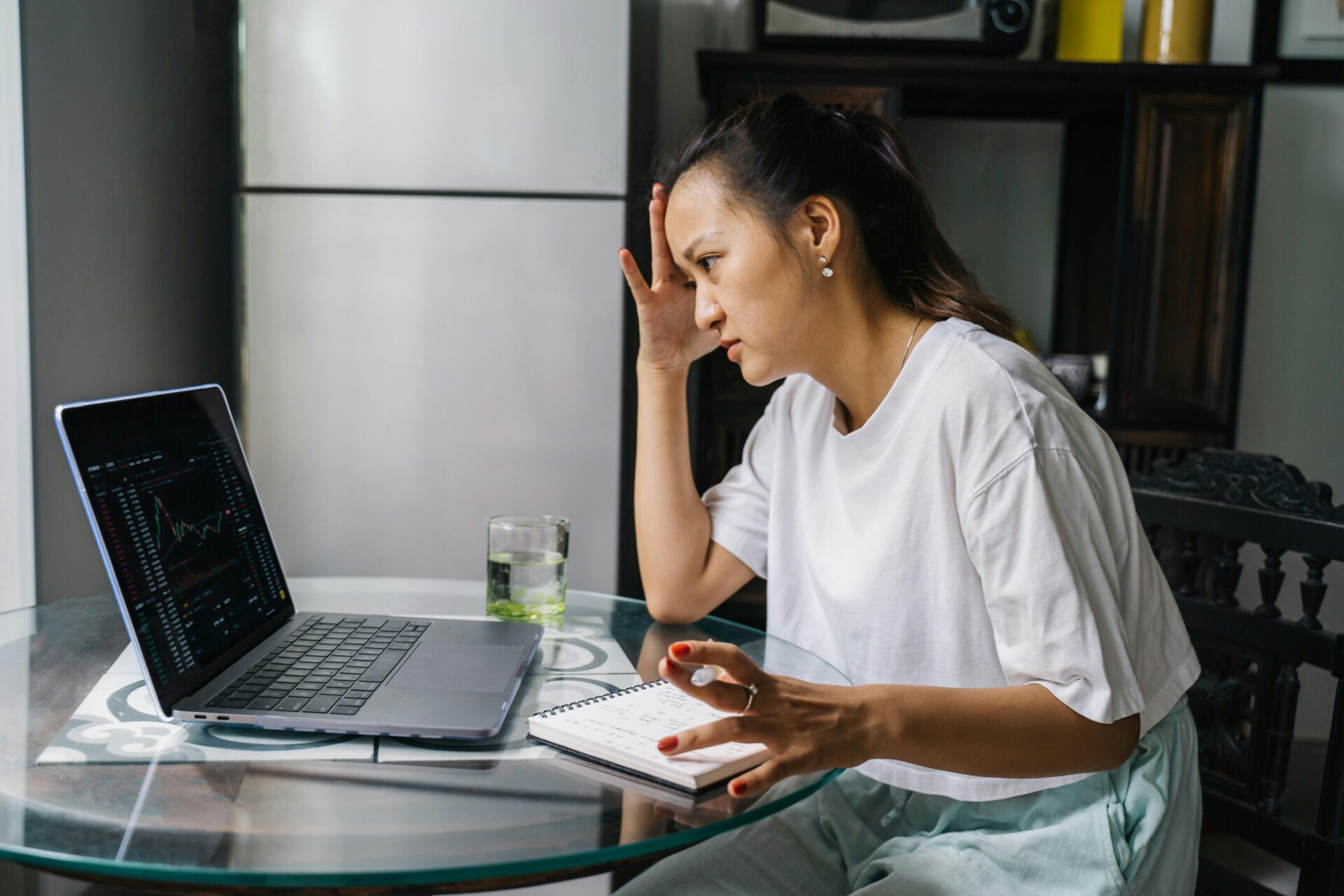 de pychologie achter geld vrouw achter computer